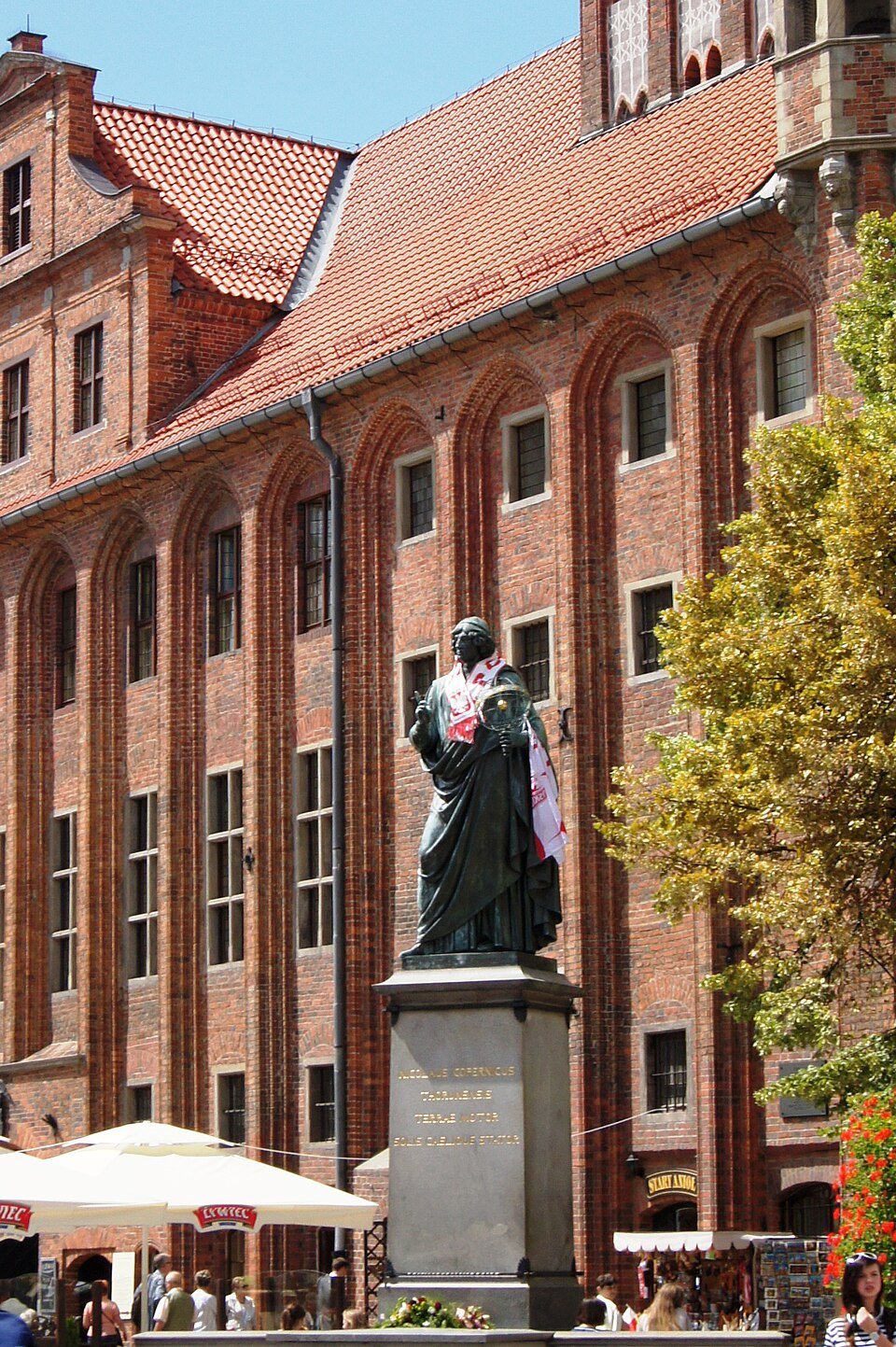 Rynek Staromiejski w Toruniu z pomnikiem Kopernika i Ratuszem